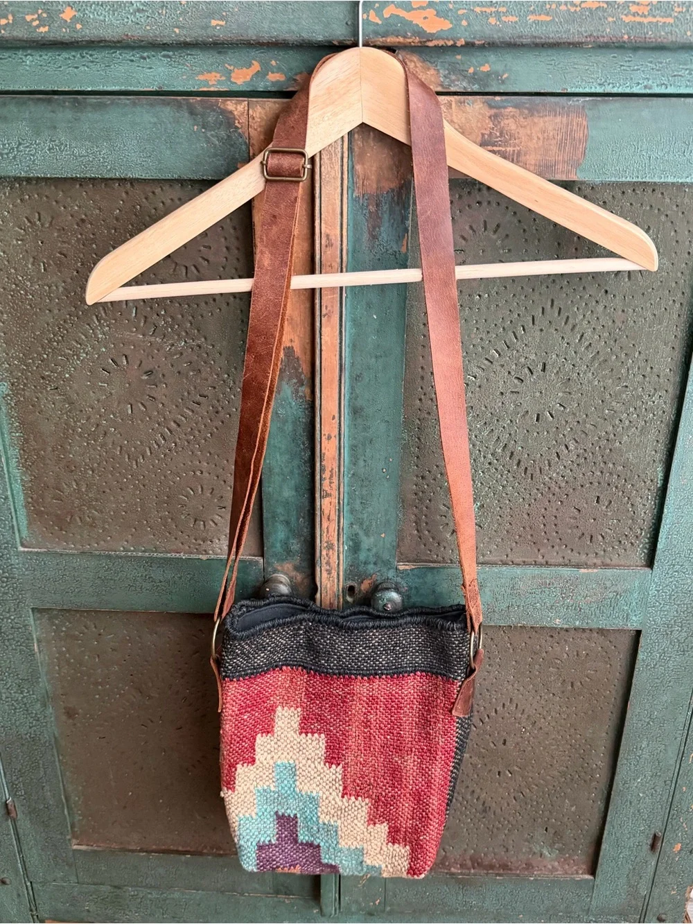Baizaar Medium Crossbody Jute Bag - Picture 3 of 14